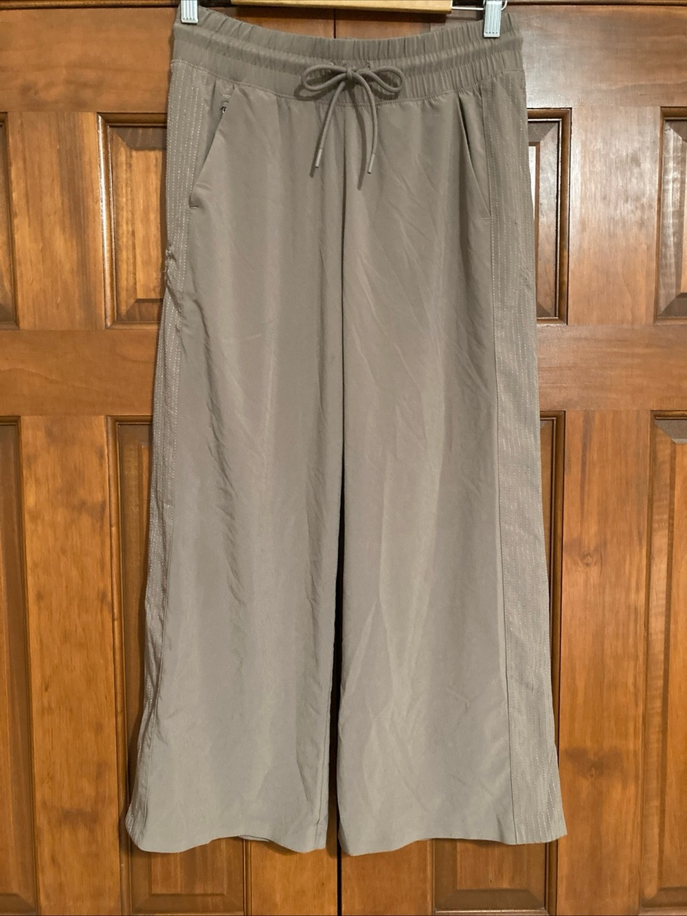 Athleta Avenue Taupe Wide-Leg Drawstring cropped Pants women’s size 6